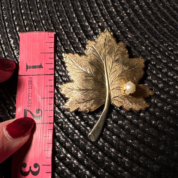 0104)  Vintage Sarah Coventry gold-tone maple leaf - Picture 2 of 4